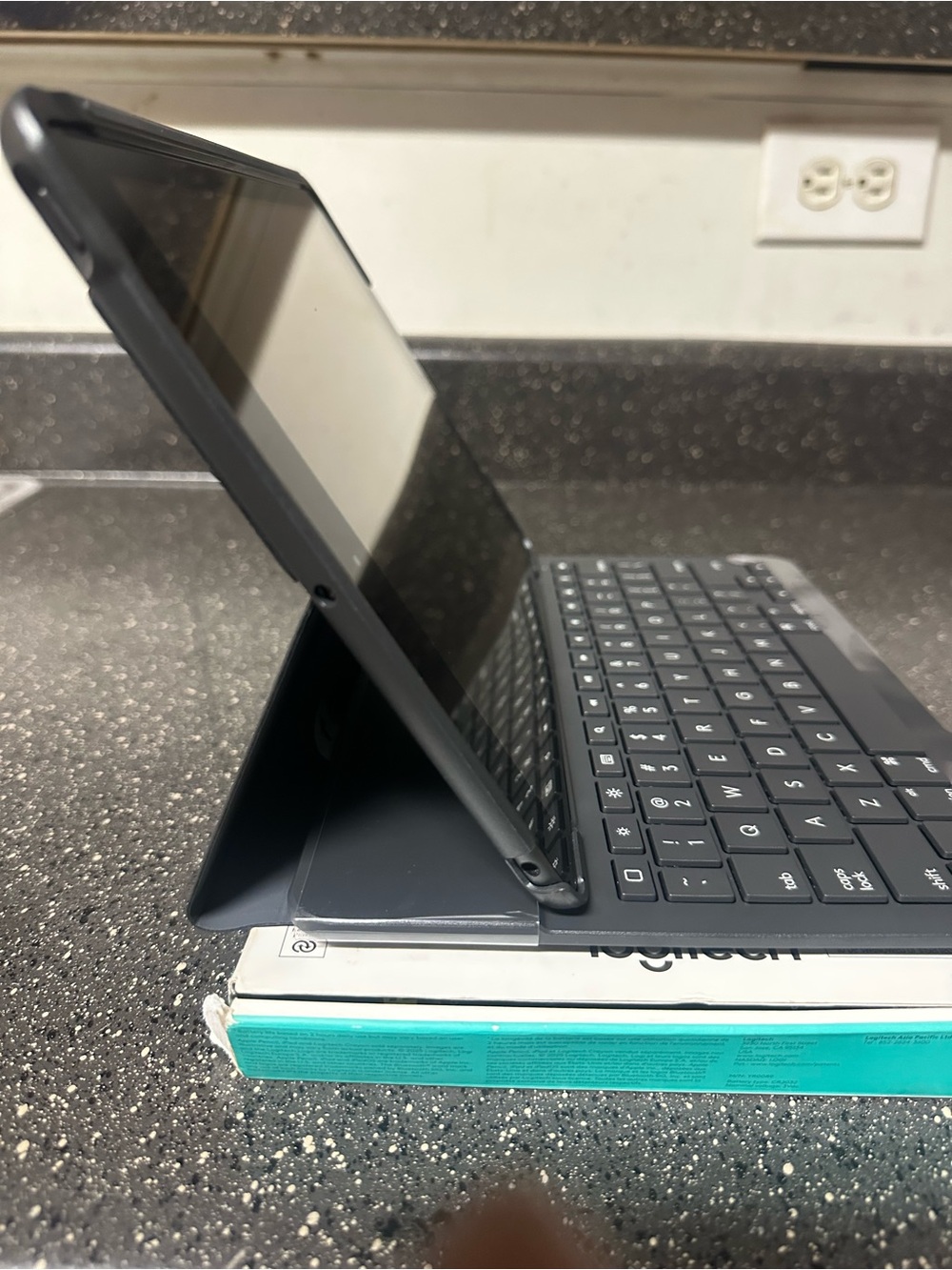 Logitech Slim Folio Bluetooth Keyboard Case for iPad 10th Gen - Gray